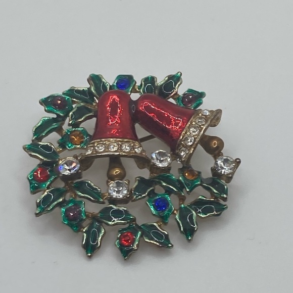 Vtg Gold Gold Tone Metal & Enamel Christmas Wreath Brooch 1.6” - Picture 2 of 5